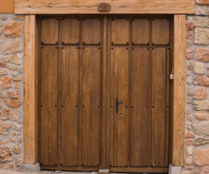 porton-puerta-madera-casa       