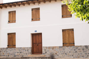puerta-ventana-casa-madera       